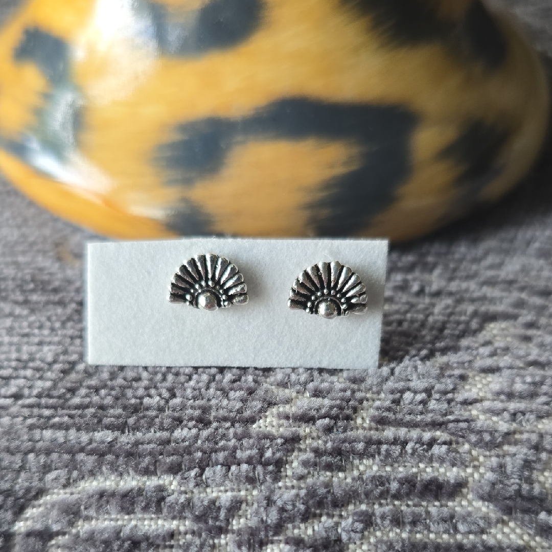 925 Sterling Silver Fan-Shaped Stud Earrings 18$